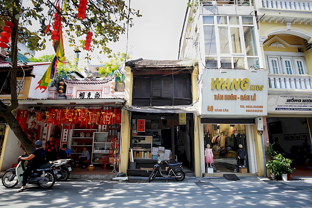 Located on Hang Can Street, this 130-year-old shop specializes in traditional Do paper